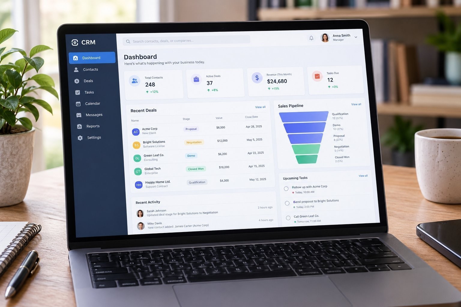 интерфейс crm системы на экране ноутбука